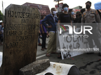 Residents hold placards as they take part in a rally against the closure cemeteries for pilgrimage during celebrate Eid al-Fitr in Bogor, In...