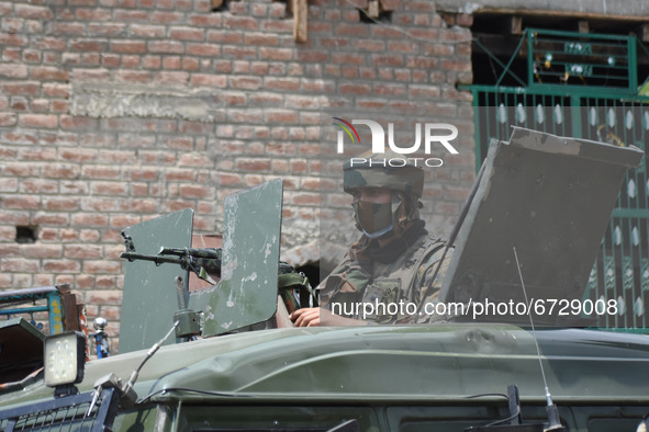 Indian forces leave from encouter site in Khonmuh area of Pampore district south of Srinagar, Indian Administered Kashmir on 17 May 2021. Tw...