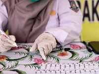The South Tangerang Health Office in collaboration with the Pamulang Police conducts a swab test for residents of Pamulang who have just bee...