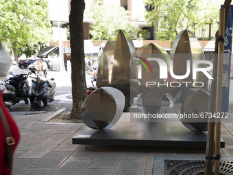 A sculpture by the artist Alejandro Vega Beuvrin is exhibited in the open air between Serran streets, within the temporary exhibition ‘Madri...