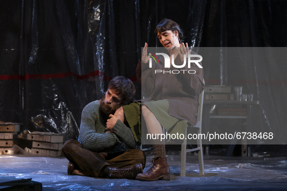 The interpreters Ricardo Gómez and Belen Cuesta during the performance of the play 
