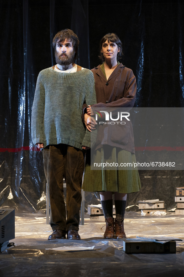 The interpreters Ricardo Gómez and Belen Cuesta during the performance of the play 