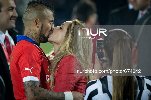 (150705) -- SANTIAGO, July 5, 2015 () -- Arturo Vidal (L) of Chile kisses his wife after the final match of the Copa America Chile 2015 agai...