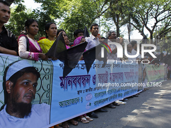 Activists of Bangladesh Centre for Workers Solidarity form a human chain in Dhaka, on March 30, 2014 demanding justice for Aminul Islam, 39,...