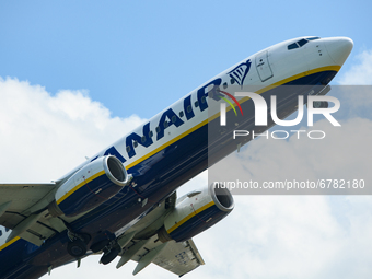 CASTLE DONININGTON, UK. JUNE 6TH: Ryanair Boeing 737-8AS EI-EBN takes off to Faro from East Midlands Airport. Saturday 5 June 2021.  (