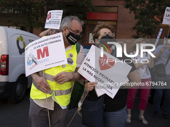 Several dozen people participate in a demonstration in defense of the maintenance of the Abrantes Health Center, in the district of Carabanc...