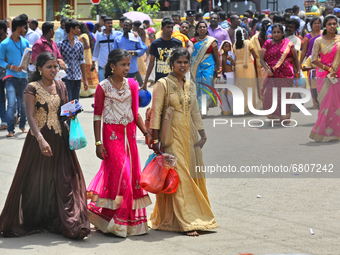 Crowds of Hindu devotees heading to the Nallur Kandaswamy Kovil (Nallur Temple) during the Nallur Ther Festival (Nallur Chariot Festival) at...