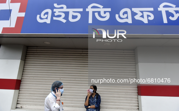 People talk on phone in front of HDFC bank in Kolkata, India, 18 June, 2021. HDFC Bank Ltd. expects IT spending to rise over the next two to...