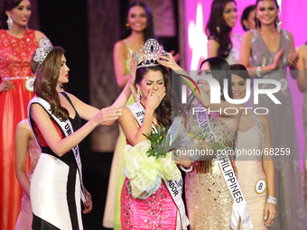 Quezon City, Philippines - Mary Jean Lastimosa (C) cries while being crowned Binibining Pilipinas Universe by 2013 Miss Universe Gabriela Is...