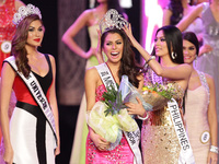 Quezon City, Philippines - Mary Jean Lastimosa (C) is crowned Binibining Pilipinas Universe by 2013 Miss Universe Gabriela Isler of Venezeul...