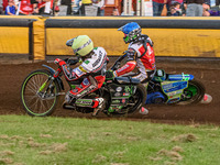   
Charles Wright  (Yellow) forces his way past Hans Andersen (Blue) to help the Aces to a Maximum Points heat win during the SGB Premiershi...