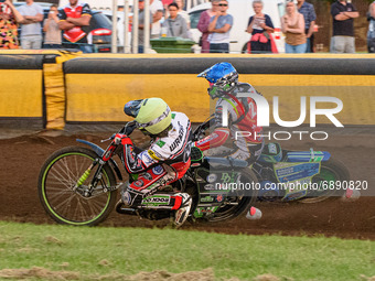   
Charles Wright  (Yellow) forces his way past Hans Andersen (Blue) to help the Aces to a Maximum Points heat win during the SGB Premiershi...