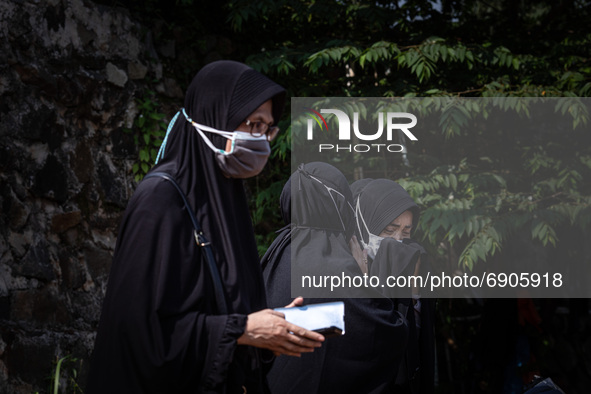 A woman cries for her relative who died due the Covid-19, in Banten, South Tangerang, Indonesia, on July 26, 2021. 