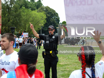 Secret Service officers move back thousands of protestors from Lafayette Park in front of the White House during a demonstration for Cuban r...