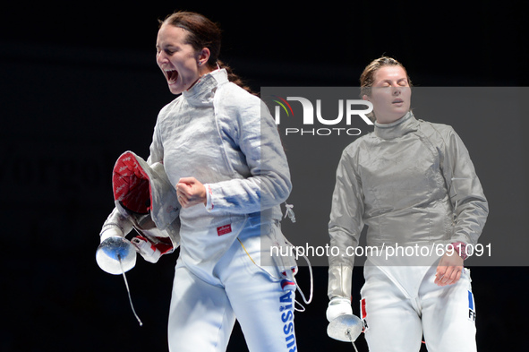 (150715) -- MOSCOW, July 15, 2015 () -- Sofya Velikaya (L) of Russia reacts after beating Cecilia Berder of France during women sabre final...