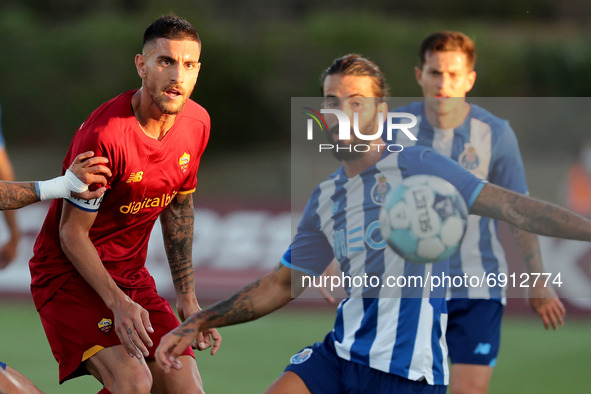 Lorenzo Pellegrini of AS Roma (L) vies with Sergio Oliveira of FC Porto (C ) during an international club friendly football match between AS...