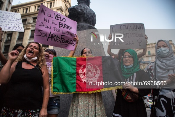 Protesters are seen with the flag of Afghanistan.
Around a hundred women have participated in a feminist demonstration in front of the Unite...