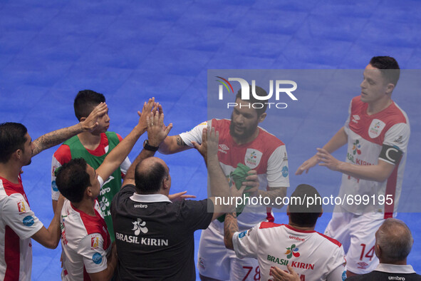 Florianópolis/SC - 07/20/2015 - Futsal Brasil Kirin players celebrate the goal scored by Betão, from 2nd round of Brazilian Indoor Soccer Le...