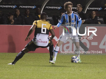 Criciúma/SC - 07/21/2015 - Guilherme Santos from Criciúma and Galhardo from Grêmio, from 3rd round of Brazilian Soccer Cup 2015. Photo: Fern...