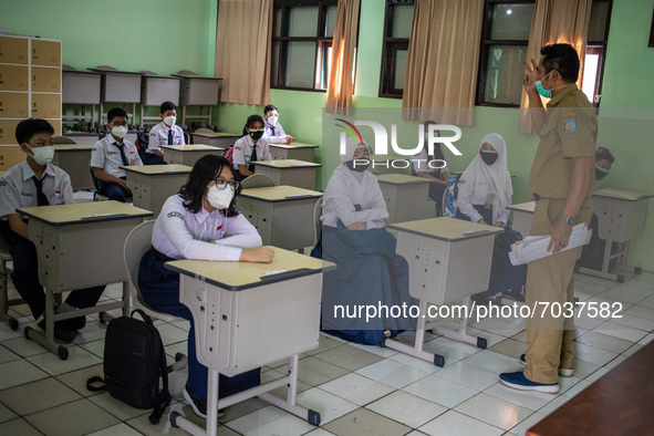 Mr. MUMUN explained about the health protocol to the students in the class, in South Tangerang, Indonesia, on September 6, 2021. Indonesia g...
