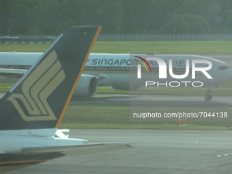 Singapore Airlines aircraft, Boeing 777-312(ER), flight SQ325 from Frankfurt touches down at Changi International Airport on September 8, 20...