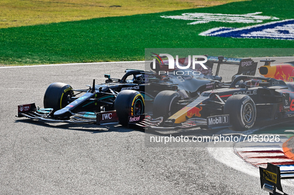 HAMILTON Lewis (gbr), Mercedes AMG F1 GP W12 E Performance, VERSTAPPEN Max (ned), Red Bull Racing Honda RB16B, action crash, accident, durin...