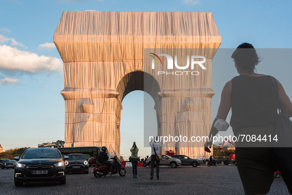 On September 17, 2021, on the eve of the opening to the public of the new work of art by the artists Christo and Jeanne-Claude, L'arc de Tri...