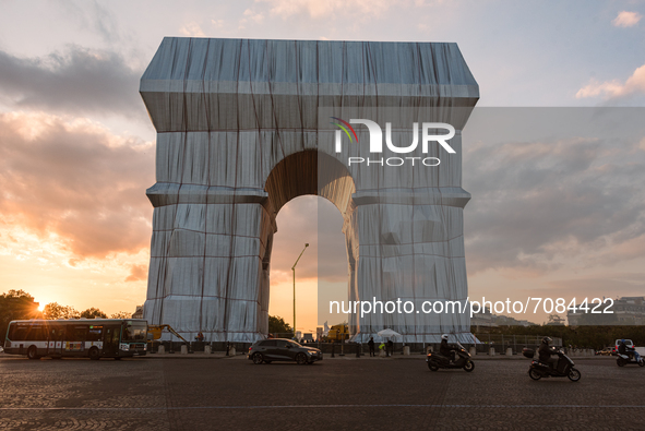 On September 17, 2021, on the eve of the opening to the public of the new work of art by the artists Christo and Jeanne-Claude, L'arc de Tri...