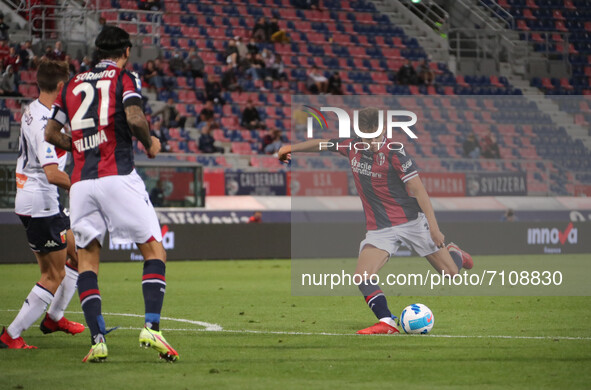 Aaron Hickey (Bologna F.C.) scores the goal 1-0 during the Italian Serie A soccer match Bologna F.C. vs Genoa C.F.C. at the Renato Dall'Ara...