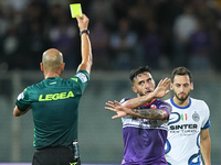 Referee Michael Fabbri shows a yellow card to Nicolas Gonzalez of ACF Fiorentina during the Serie A match between ACF Fiorentina and FC Inte...