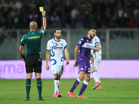 Referee Michael Fabbri shows a yellow card to Nicolas Gonzalez of ACF Fiorentina during the Serie A match between ACF Fiorentina and FC Inte...