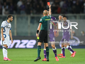 Referee Michael Fabbri shows a red card to Nicolas Gonzalez of ACF Fiorentina during the Serie A match between ACF Fiorentina and FC Interna...