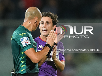 Alvaro Odriozola of ACF Fiorentina argues with the referee Michael Fabbri after he showed a red card to Nicolas Gonzalez of ACF Fiorentina d...