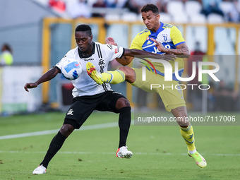 Emmanuel Gyasi of Spezia Calcio and Danilo of FC Juventus compete for the ball during the Serie A match between Spezia Calcio and FC Juventu...