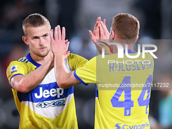 Matthijs de Ligt of FC Juventus and Dejan Kulusevski of FC Juventus celebrate for the victory during the Serie A match between Spezia Calcio...
