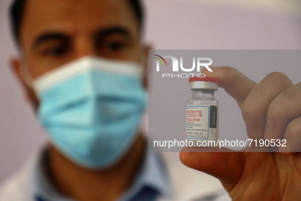 (EDITOR'S NOTE: FILE PHOTO) A medic prepares a dose of the Moderna coronavirus (COVID-19) vaccine, at a local clinic in Gaza city, on Septem...