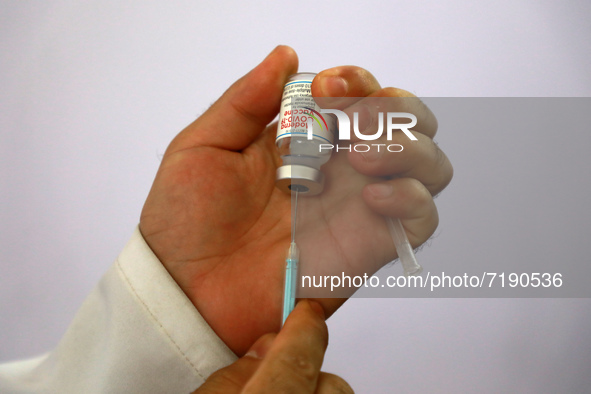 (EDITOR'S NOTE: FILE PHOTO)  A medic prepares a dose of the Moderna coronavirus (COVID-19) vaccine, at a local clinic in Gaza city, on Septe...