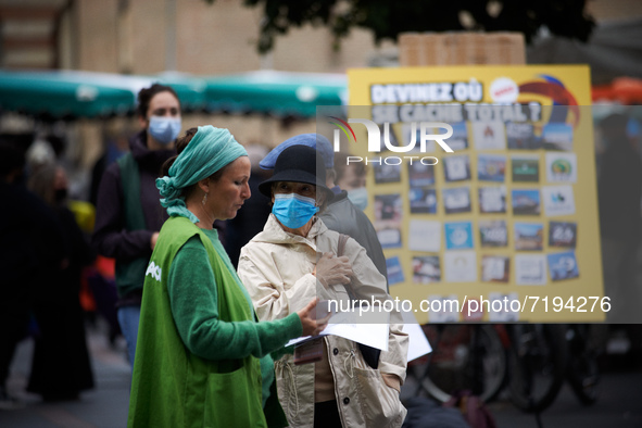 A Greenpeace member explains to a passer-by why the play. Greenpeace Toulouse organized a play in the center to raise awareness about the st...