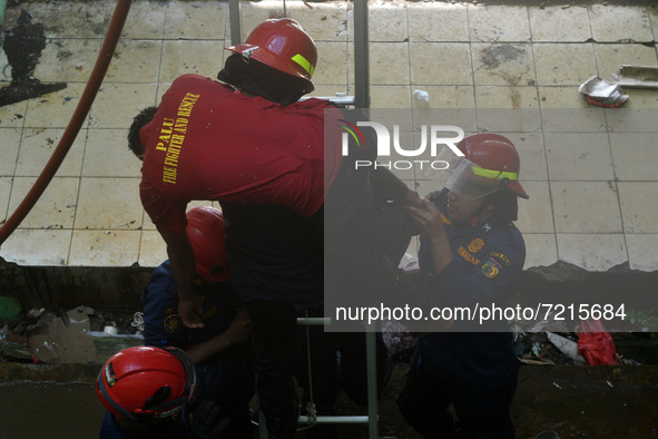 Firefighters carry out an exercise in handling and assisting a high-rise building fire in Palu, Central Sulawesi Province, Indonesia, Thursd...