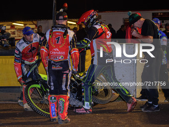 
Craig Cook has to borrow a bike as his own had packed up after a false start during the SGB Premiership Grand Final 2nd leg between Peterbo...