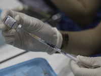 Medical personnel used syringes to inject Pfizer vaccine. - Thailand rolled out COVID-19 vaccines to high school students on Friday 15 Oct,...