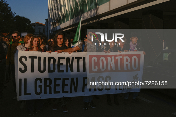 students of the University of Padua protest against the obligation of the GreenPass.
No Vax and No Green Pass protesters protested in Padua,...