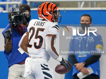 Cincinnati Bengals running back Chris Evans (25) scores a touchdown during the first half of an NFL football game against the Detroit Lions...