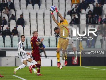 Rui Patricio of AS Roma in action during the match between Juventus FC and AS Roma on October 17, 2021 at Allianz Stadium in Turin, Italy. J...