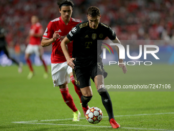 Benjamin Pavard of Bayern Muenchen (R ) vies with Darwin Nunez of SL Benfica during the UEFA Champions League group E football match between...