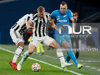 Artem Dzyuba (R) of Zenit and Matthijs de Ligt of Juventus vie for the ball during the UEFA Champions League Group H football match between...
