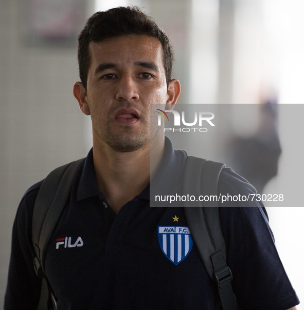 Florianópolis/SC - 08/12/2015 - Player Nestor Camacho of Avai in Hercílio Luz International Airport, for shipment to the city of Campinas, w...