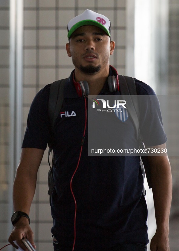 Florianópolis/SC - 08/12/2015 - Player Adriano of Avai in Hercílio Luz International Airport, for shipment to the city of Campinas, where he...