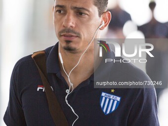 Florianópolis/SC - 08/12/2015 - Player Roberto of Avai in Hercílio Luz International Airport, for shipment to the city of Campinas, where he...