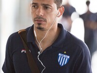 Florianópolis/SC - 08/12/2015 - Player Roberto of Avai in Hercílio Luz International Airport, for shipment to the city of Campinas, where he...